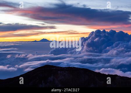 Fantastische Wolkenlandschaft mit mt. Rinjani am Horizont. Ansicht von mt. Agung bei Sonnenaufgang. Bali, Indonesien. Stockfoto