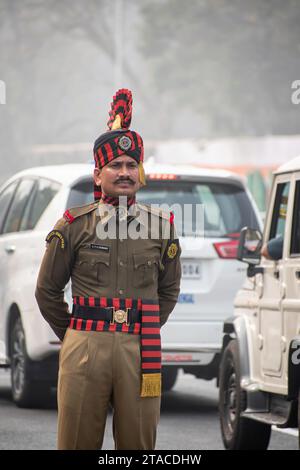 Der bewaffnete Polizeibeamte von Kolkata bereitet sich auf die Teilnahme an der bevorstehenden Parade zum Indischen Tag der Republik in Indira Gandhi Sarani, Kalkutta, Westbengalen, Indien vor Stockfoto