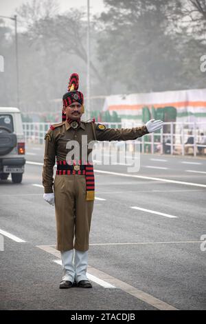 Der bewaffnete Polizeibeamte von Kolkata bereitet sich auf die Teilnahme an der bevorstehenden Parade zum Indischen Tag der Republik in Indira Gandhi Sarani, Kalkutta, Westbengalen, Indien vor Stockfoto