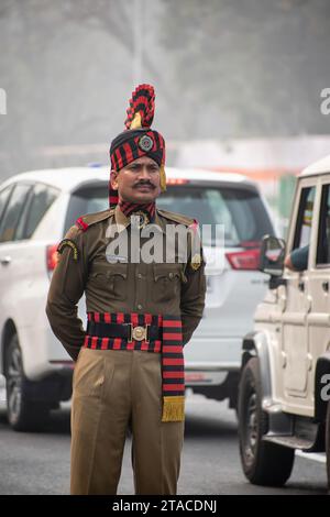 Der bewaffnete Polizeibeamte von Kolkata bereitet sich auf die Teilnahme an der bevorstehenden Parade zum Indischen Tag der Republik in Indira Gandhi Sarani, Kalkutta, Westbengalen, Indien vor Stockfoto