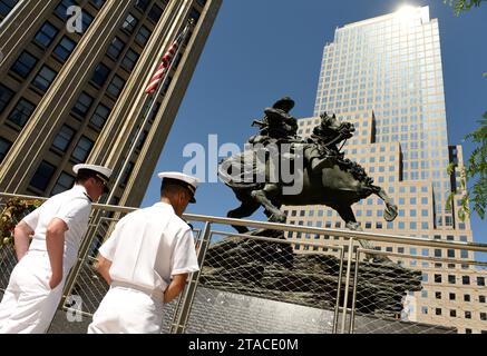 New York, USA - 24. Mai 2018: US Navy-Seeleute beim Besuch des America's Response Monument im Liberty Park in der Nähe des NYC 9/11 Memorial in New York. Stockfoto