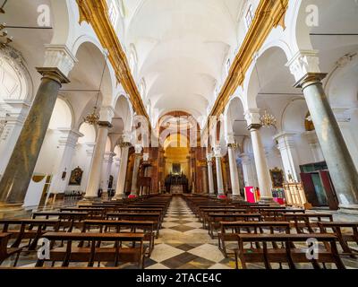 Hauptschiff - Duomo di San Tommaso di Canterbury (Pfarrei St. Thomas von Canterbury Mutterkirche) in Marsala - Sizilien, Italien Stockfoto