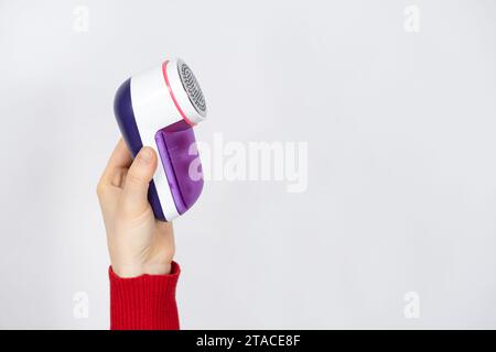 Anti-Pilling-Rasierer zum Entfernen von Pillen aus der Kleidung, ein Ort für Text. Bekleidungsgerät Stockfoto