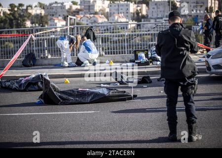 Jerusalem, Israel. November 2023 30. Beamte arbeiten am Ort eines Attentats, bei dem zwei palästinensische Angreifer das Feuer auf Menschen eröffneten, die an einer Bushaltestelle warteten, drei Menschen töteten und mindestens 16 weitere verletzten. Quelle: Stringer/dpa/Alamy Live News Stockfoto