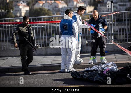 Jerusalem, Israel. November 2023 30. Beamte arbeiten am Ort eines Attentats, bei dem zwei palästinensische Angreifer das Feuer auf Menschen eröffneten, die an einer Bushaltestelle warteten, drei Menschen töteten und mindestens 16 weitere verletzten. Quelle: Stringer/dpa/Alamy Live News Stockfoto