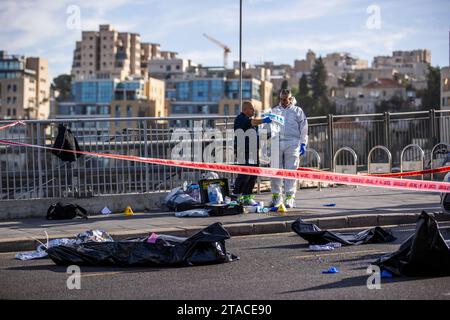 Jerusalem, Israel. November 2023 30. Israelische Polizeibeamte arbeiten am Ort eines Attentats mit zwei palästinensischen Angreifern, die das Feuer auf Menschen eröffneten, die an einer Bushaltestelle warteten, drei Menschen töteten und mindestens 16 weitere verletzten. Quelle: Stringer/dpa/Alamy Live News Stockfoto