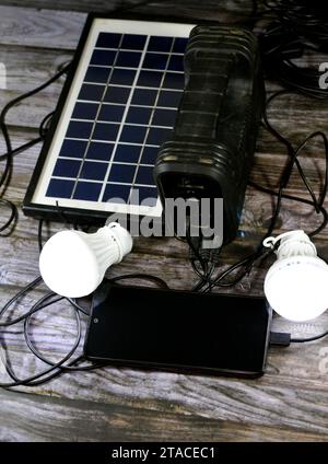 Kairo, Ägypten, 6. November 2023: GDLAGEN GD35wp Solarlichtkit, multifunktionales Mini-Solar-Wohnlichtsystem, Solarmodul, ein Gerät, das Sonnenlicht umwandelt Stockfoto