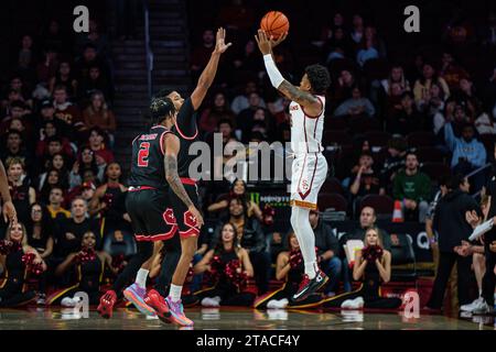 Die USC Trojans schützen Boogie Ellis (5) schießt über die Eastern Washington Eagles vor LeJuan Watts (4) und Wache Mason Williams (2) während eines NCAA-Männer-Bas Stockfoto