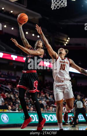 Der Eastern Washington Eagles Guard Mason Williams (2) erzielte bei einem NCAA-Basketballspiel am Mittwoch, Nove, den US-Trojans-Stürmer DJ Rodman (10) Stockfoto