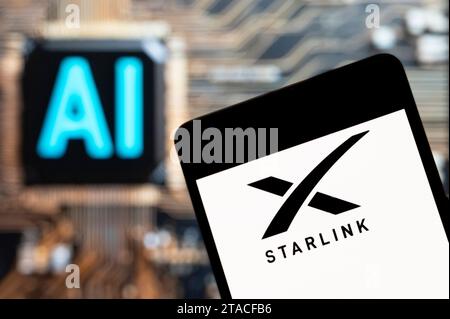 In dieser Fotoabbildung zeigt das amerikanische Luftfahrtunternehmen SpaceX, das von Elon Musk betrieben wird, das Starlink-Logo, das auf einem Smartphone mit einem Chip für künstliche Intelligenz (KI) und einem Symbol im Hintergrund zu sehen ist. (Foto von Budrul Chukrut / SOPA Images/SIPA USA) *** ausschließlich für redaktionelle Nachrichtenzwecke *** Stockfoto