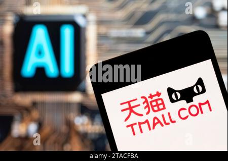 In dieser Fotoabbildung wird das Logo der chinesischen Online-Shopping-Website der Alibaba Group, Tmall, auf einem Smartphone mit einem Chip für künstliche Intelligenz (KI) und einem Symbol im Hintergrund angezeigt. (Foto von Budrul Chukrut / SOPA Images/SIPA USA) *** ausschließlich für redaktionelle Nachrichtenzwecke *** Stockfoto