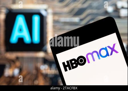 In dieser Fotoabbildung wird das US-amerikanische On-Demand-Video-On-Demand-Streaming-Service-Unternehmen HBO Max auf einem Smartphone mit einem KI-Chip und einem Symbol im Hintergrund angezeigt. (Foto von Budrul Chukrut / SOPA Images/SIPA USA) *** ausschließlich für redaktionelle Nachrichtenzwecke *** Stockfoto