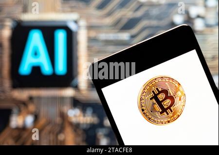 In dieser Fotoabbildung wird das Kryptowährung-Bitcoin-Logo (BTC, BCH) auf einem Smartphone mit einem KI-Chip und einem Symbol im Hintergrund angezeigt. (Foto von Budrul Chukrut / SOPA Images/SIPA USA) *** ausschließlich für redaktionelle Nachrichtenzwecke *** Stockfoto