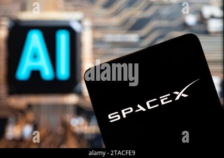 In dieser Fotoabbildung, dem amerikanischen Luftfahrtunternehmen, das von Elon Musk gehört und betrieben wird, wird das SpaceX-Logo auf einem Smartphone mit einem Chip für künstliche Intelligenz (KI) und einem Symbol im Hintergrund angezeigt. (Foto von Budrul Chukrut / SOPA Images/SIPA USA) *** ausschließlich für redaktionelle Nachrichtenzwecke *** Stockfoto