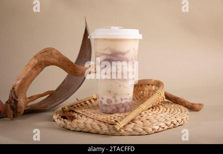 Nehmen Sie ein Glas frischer klebriger Reiskuchen und Taro-Püree-Saft mit Käsesahm. Stockfoto