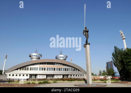 DONEZK, UKRAINE - 09. JUNI 2010: Regionaler Sportkomplex „Olimpiyskyi“. Donezk vor dem Krieg. Stockfoto