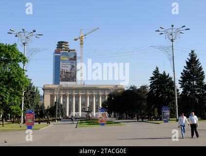 DONEZK, UKRAINE - 9. JUNI 2010: Menschen im Zentrum Donezks. Donezk vor dem Krieg. Stockfoto