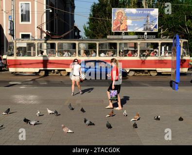 DONEZK, UKRAINE - 9. JUNI 2010: Menschen im Zentrum Donezks. Donezk vor dem Krieg. Stockfoto