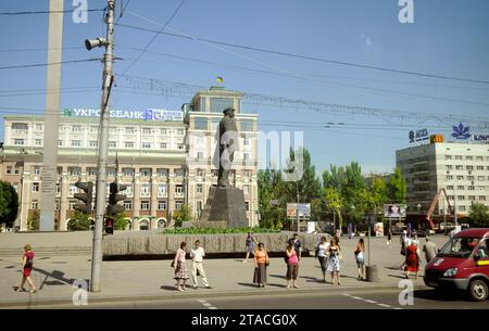 DONEZK, UKRAINE - 9. JUNI 2010: Menschen im Zentrum Donezks. Donezk vor dem Krieg. Stockfoto