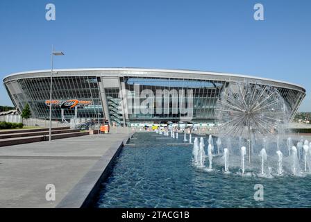 DONEZK, UKRAINE - 09. JUNI 2010: Donbass Arena Stadion in Donezk. Donezk vor dem Krieg. Stockfoto