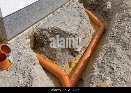 Offener Graben mit verlegten Abwasserrohren im Wohngebäude Stockfoto