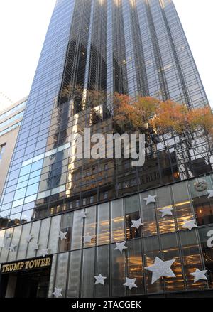 NEW YORK, NEW YORK - 10. November 2011: Eingang zum Trump Tower an der 56th Street und 5th Avenue in Manhattan. Stockfoto