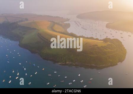 Blick aus der Vogelperspektive auf Snapes Point und die Kingsbridge Mündung bei Sonnenaufgang an einem nebeligen Herbstmorgen, Salcombe, South Hams, Devon, England. Herbst (September) 20 Stockfoto