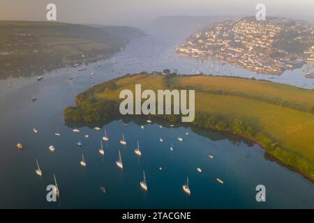 Aus der Vogelperspektive auf Salcombe und die Kingsbridge Mündung bei Sonnenaufgang an einem nebeligen Morgen, South Hams, Devon, England. Herbst (September) 2021. Stockfoto