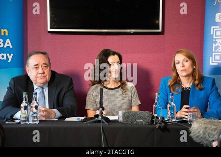 Edinburgh, Schottland, Großbritannien. 30. November 2023. Pressekonferenz von Ash Regan MSP, dem Führer der Alba-Partei Holyrood, zusammen mit dem ehemaligen Ersten Minister und Führer der Alba-Partei Alex Salmond und der Alba-Parteivorsitzenden Tasmina Ahmed-Sheikh im Holyrood Hotel in Edinburgh. Ash Regan erläuterte die Absicht der Alba Party, der Öffentlichkeit die Möglichkeit zu geben, zu entscheiden, ob das schottische Parlament die zusätzlichen Befugnisse an Iain Masterton/Alamy Live News erhalten sollte Stockfoto