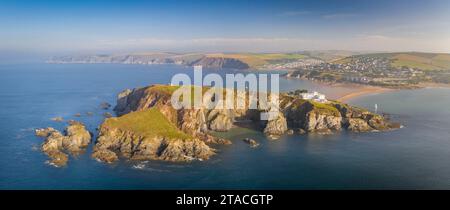 Blick aus der Vogelperspektive auf Burgh Island und Hotel in den South Hams von Devon, England. Herbst (September) 2021. Stockfoto