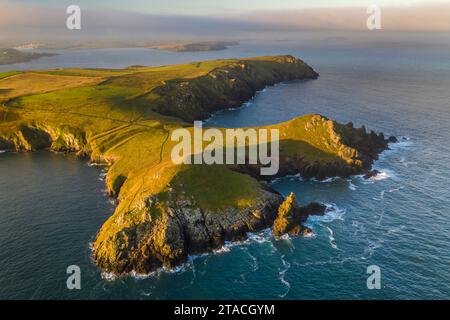 Aus der Vogelperspektive auf die Klippen und die Küste in der Nähe von Pentire Point, North Cornwall, England. Herbst (September) 2021. Stockfoto