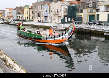 Aveiro, Kanal mit Moliceiro-Boot. Region Centro, Portugal. Stockfoto