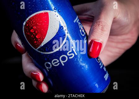 Eine Frau hält die Pepsi-Dose auf schwarzem Hintergrund, Details, Nahaufnahme, Editorial 11.24.2023 Stockfoto