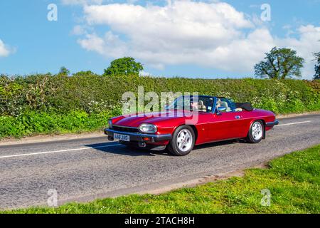 1993 90er Jahre Red British Jaguar XJ-S Cabriolet Auto, 7,0 Liter V12; Vintage, restaurierte klassische Motoren, Automobilsammler, Motorenfreunde, historische Veteranenautos, die in Cheshire, Großbritannien reisen Stockfoto