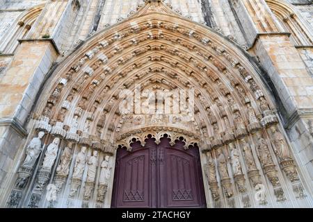 Kloster von Batalha (Mosteiro de Santa Maria da Vitoria), extravagant gotisch (14.-16. Jahrhundert). Das Tympanum-Portal. Batalha, Leiria, Portugal. Stockfoto