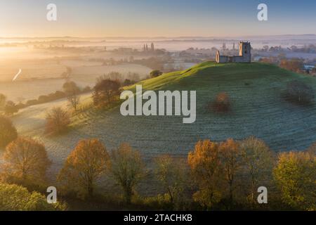 Blick aus der Vogelperspektive auf die Burrow Mump Church an einem wunderschönen Herbstmorgen, Burrowbridge, Somerset, England. Herbst (November) 2021. Stockfoto