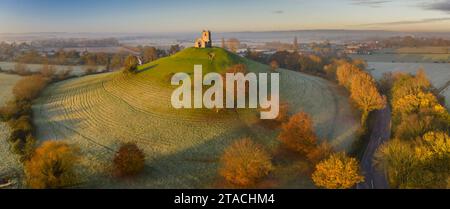 Blick aus der Vogelperspektive auf die Burrow Mump Church an einem wunderschönen Herbstmorgen, Burrowbridge, Somerset, England. Herbst (November) 2021. Stockfoto