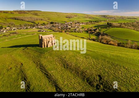 Aus der Vogelperspektive der St. Catherine's Chapel in der Nähe des Dorfes Abbotsbury, Dorset, England. Winter (Januar) 2022. Stockfoto