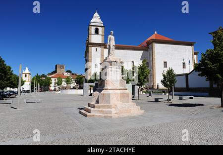 Castelo de Vide, Statue von König Pedro V., Kirche Nossa Senhora da Devesa und Schloss. Portalegre, Alentejo, Portugal. Stockfoto