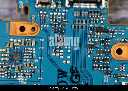 Kairo, Ägypten, 6. November 2023: Reparatur des Innenraums der DSLR-Kamera für Foto- und Videoaufnahmen durch Techniker oder Ingenieur, Kamera- und Technologieausrüstung Stockfoto