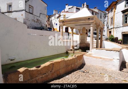 Castelo de Vide, Fonte da Vila (Renaissance) im jüdischen Viertel. Portalegre, Alentejo, Portugal. Stockfoto