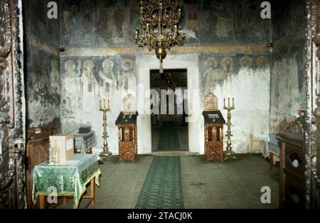 Gorj County, Rumänien, 2001. Der Nartex der Kirche „Dormition of the Mother of God“ im Kloster Tismana, ein historisches Denkmal aus dem 14. Jahrhundert. Stockfoto