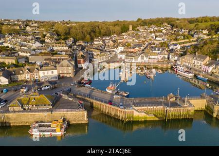 Blick aus der Vogelperspektive auf Padstow Harbour und die Stadt bei Sonnenaufgang, Cornwall, England. Frühjahr (April) 2022. Stockfoto