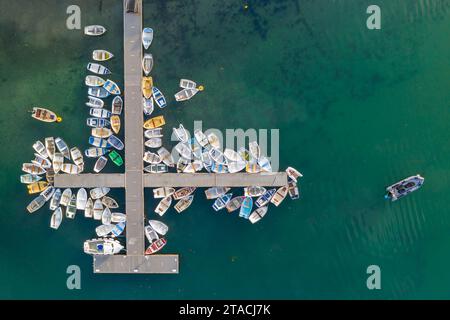 Aus der Vogelperspektive von Booten, die an einer Anlegestelle an der Estuary River Yealm angeschlossen sind, Newton Ferrers, Devon, England. Frühjahr (April) 2022. Stockfoto