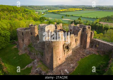 Aus der Vogelperspektive von Goodrich Castle in der Nähe von Ross auf Wye, Herefordshire, England. Frühjahr (Mai) 2022. Stockfoto