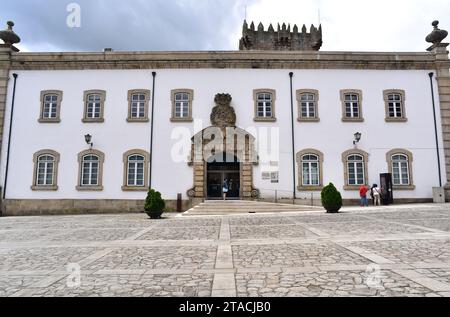 Chaves, Camoes Platz mit dem Palast des Duques de Braganca (15. Jahrhundert), heute Stadtmuseum (Flaviense Museum). Vila Real, Tras-os-Montes, P Stockfoto