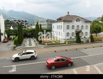 Vaduz, Liechtenstein - 02. Juni 2017: Autos auf den Straßen von Vaduz, Liechtenstein. Stockfoto