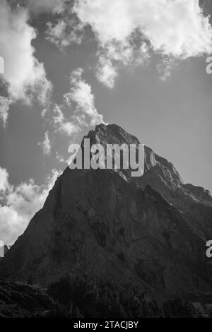 Eine vertikale Graustufenaufnahme einer beeindruckenden Berglandschaft an einem bewölkten Tag in der Schweiz Stockfoto