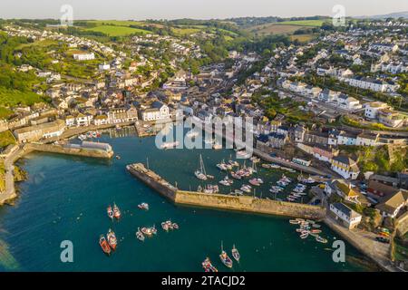 Luftaufnahme des Hafens von Mevagissey an der Südküste von Cornwall, England. Frühjahr (Juni) 2022. Stockfoto