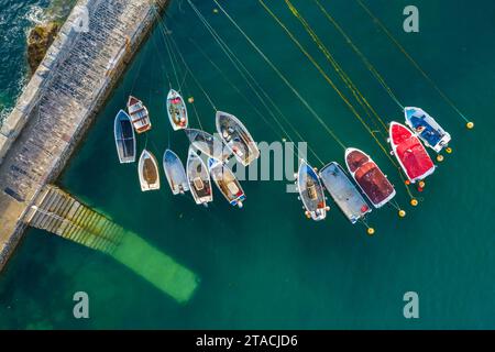 Luftaufnahme der Fischerboote im Hafen von Mevagissey, Cornwall, England. Frühjahr (Juni) 2022. Stockfoto